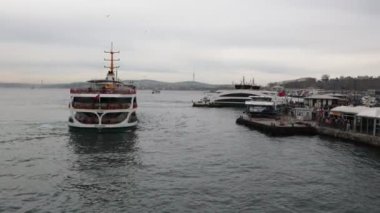 İstanbul 'daki Eminonu rıhtımına feribot yanaşıyor. İstanbul Türkiye - 3.31.2023