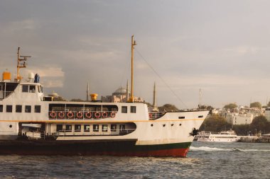 İstanbul arka plan fotoğrafı. Feribot ve Ayasofya günbatımında arka planda.