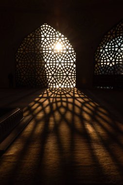 İslami arkaplan. Cami camındaki İslami desen. Ramazan veya laylat al-Qadr kavramı.