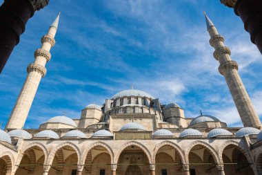 Avludan Süleyman Camii manzarası. Ramazan veya İslami konsept fotoğrafı.