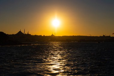 Günbatımında İstanbul 'un silueti. Ramazan veya İslami konsept fotoğraf. İstanbul 'un arka plan fotoğrafını ziyaret et.