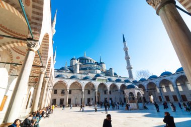 İstanbul konsept fotoğrafını ziyaret edin. Mavi Cami ya da Sultanahmet Camii. İstanbul Türkiye - 2.20.2024