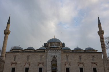 Gökyüzü bulutlu Bayezid ya da Beyazit Camii manzaralı. Ramazan veya İslami konsept fotoğraf. Selamün aleyküm. Resim üzerine yazdığınız metin için Cennete girin.