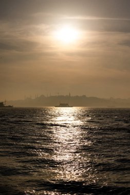 İstanbul manzaralı. Sisli bir günde İstanbul feribot ve şehir manzarası.