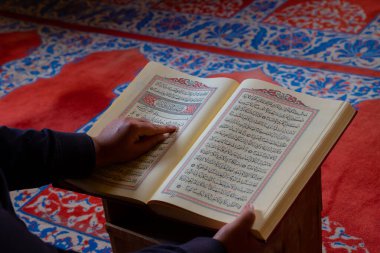 Ramazan veya İslami arkaplan fotoğrafı. Müslüman bir adam camide Kuran okuyor..