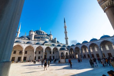 Sultanahmet ya da avludan Mavi Cami manzarası ve insanlar ya da turistler. İstanbul Türkiye - 2.20.2024