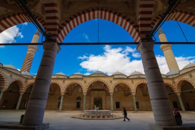 Avludan Uc Serefeli Cami manzarası. Edirne konsept fotoğrafını ziyaret et. Edirne Türkiye - 10.25.2021