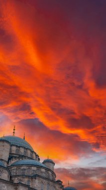 Ramazan veya İslami konsept dikey fotoğraf. Eminonu Yeni Camisi ya da dramatik gün batımı bulutlu Yeni Cami.