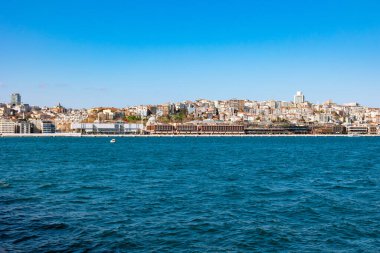 Gündüz vakti feribottan Galataport manzarası. İstanbul 'un arka plan fotoğrafını ziyaret et.