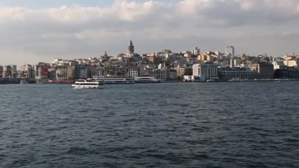 Torre Galata Vista Del Distrito Karakoy Desde Ferry Estambul Turkiye — Vídeo de stock