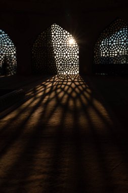 İslami dikey konsept fotoğraf. Penceredeki İslami desen ve yerdeki gölgeler. Ramazan veya laylat al-Qadr veya kadir gecisi kavramı.