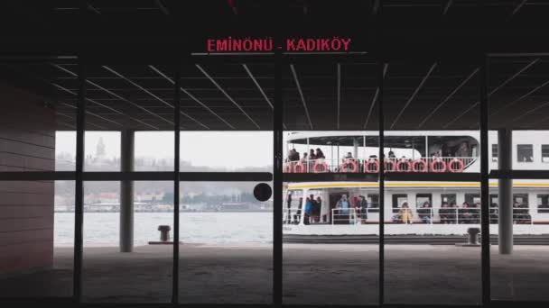 Ferry Départ Karakoy Piler Vers Eminonu Istanbul Istanbul Turkiye 2023 — Video