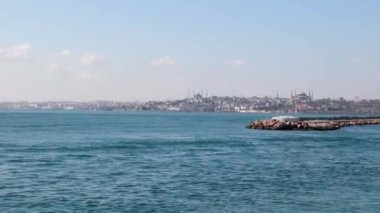 Gündüz vakti feribottan İstanbul şehri manzarası. İstanbul konsept arkaplan videosunu ziyaret et.