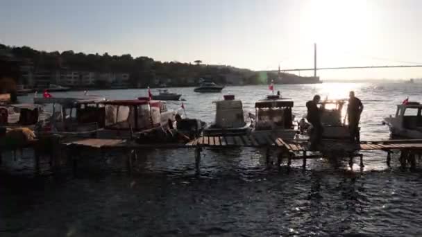 Barcos Muelle Madera Costa Del Distrito Cengelkoy Estambul Puente Del — Vídeo de stock