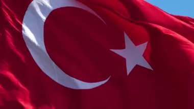Türk Bayrağı 4K görüntülerini sallıyor. Türkiye 'nin arka plan videosunun ulusal bayramları. 19 Mayıs ya da 30 Ağustos ya da 29 Ekim konsepti.