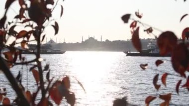 İstanbul feribot ve tarihi yarımadası Uskudar 'dan gün batımına bakıyor. İstanbul Türkiye - 9.24.2022
