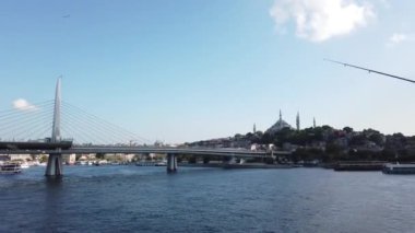 Metro köprüsü, Süleyman Camii ve Galata Kulesi ile Golden Horn manzaralı. İstanbul Türkiye - 10.5.2022