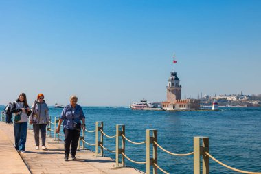 Bakire Kulesi, nam-ı diğer Kiz Kulesi ve gündüz insanları. İstanbul konsept fotoğrafına git. İstanbul Türkiye - 4.5.2024
