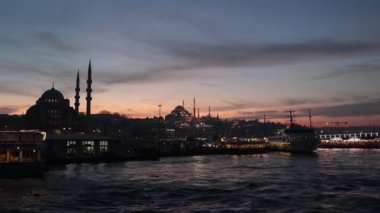 İstanbul feribottan gün batımında manzaralı. Camiler ve eminonu bölgesi. İstanbul Türkiye - 12.24.2022