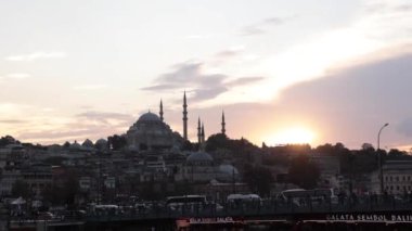 Günbatımında feribottan Süleyman Camii ve Galata Köprüsü manzarası. İstanbul arka plan videosunu ziyaret edin. İstanbul Türkiye - 9.30.2023
