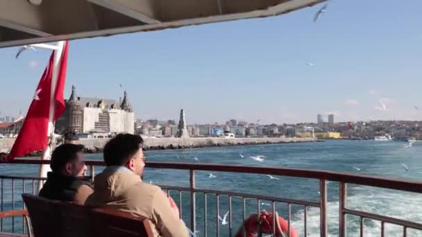 イスタンブールとカディコイ湾のカディコイエミノカンフェリーの乗客 イスタンブール クライ 2024 — ストック動画