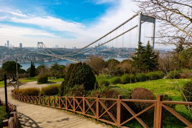 Fatih Sultan Mehmet Köprüsü ve İstanbul ufuk çizgisi manzarası. İstanbul 'un arka plan fotoğrafını ziyaret et.