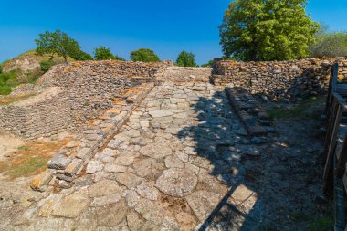 Antik Truva 'nın Akropolis yolu Canakkale Türkiye' de. Türkiye konsept geçmişini ziyaret et.