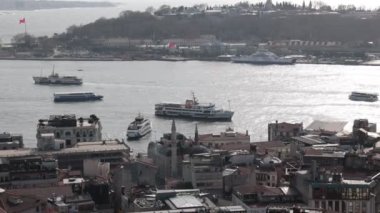 Boğazdaki feribotlar. Galata Kulesi 'nden Karakoy ve Topkapı Sarayı manzarası. İstanbul Türkiye - 1.18.2023