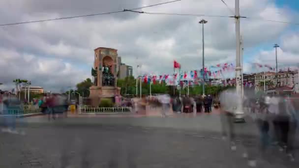 塔西姆广场和共和国纪念碑上的人的动作时差镜头 访问伊斯坦布尔概念视频 伊斯坦布尔Turkiye 2024 — 图库视频影像