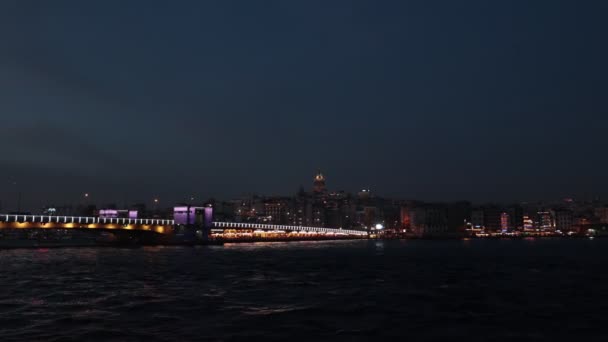 Galata塔和Galata桥在晚上从渡口观看 访问伊斯坦布尔概念视频 伊斯坦布尔Turkiye 2022 — 图库视频影像