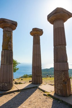 Athena Tapınağı, Çanakkale 'deki Assos Antik Kenti' nde harabe haline gelmiştir. Türkiye konseptini dikey olarak ziyaret et.