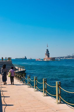 Kiz Kulesi, nam-ı diğer Bakire Kulesi ve insanları. İstanbul 'un arka plan fotoğrafını ziyaret et. İstanbul Türkiye - 4.5.2024