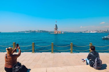 İstanbul ve Kiz Kulesi 'yi gezen insanlar. İstanbul Türkiye - 4.5.2024