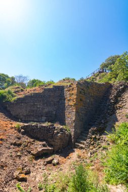 Truva 'nın antik kenti olan Canakkale Türkiye' deki şehir harabeleri. Türkiye 'nin arka plan fotoğrafını ziyaret et.