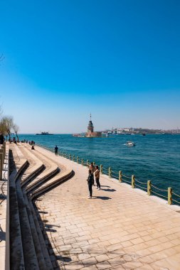 İstanbul 'da Kiz Kulesi, Maiden' s Tower ve insanlarla görüşü. İstanbul Türkiye - 4.5.2024