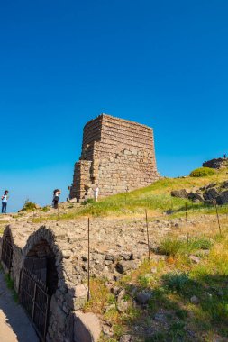 Çanakkale 'de antik Assos şehrinin sarnıç ve şehir duvarları. Hindi konsepti fotoğrafını ziyaret et. Çanakkale Türkiye - 4.13.2024