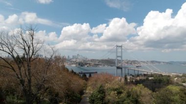 İstanbul Bulutları ve şehir manzaralı İstanbul Köprüsü veya 15 Temmuz şehitleri.