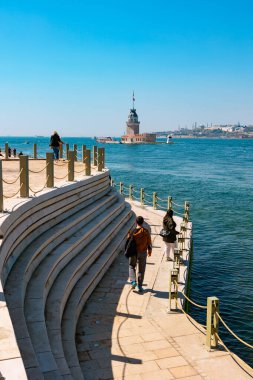 İstanbul konsept fotoğrafını ziyaret edin. Kiz Kulesi, nam-ı diğer Bakire Kulesi ve insanları. İstanbul Türkiye - 4.5.2024
