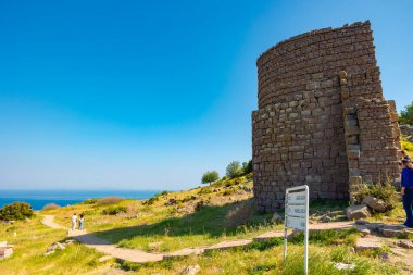 Assos antik şehir kalıntıları ve arka planda Ege denizi. Çanakkale Türkiye - 4.13.2024