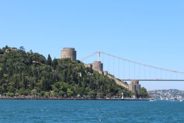 Rumeli Hisari veya Fatih Sultan Mehmet Köprüsü ile Rumeli Kalesi. İstanbul 'un arka plan fotoğrafını ziyaret et.