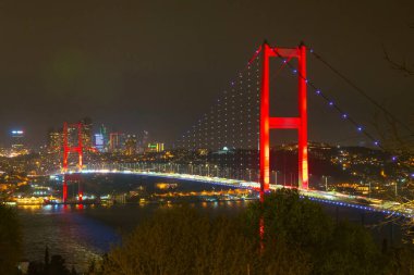 İstanbul Köprüsü ya da 15 Temmuz Martrys Köprüsü ve kent manzarası.