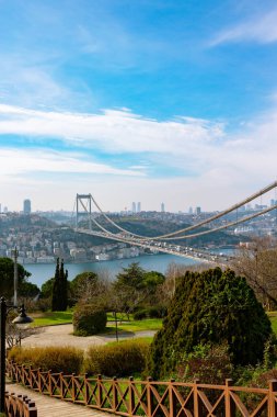 Fatih Sultan Mehmet Köprüsü ve Otagtepe 'den İstanbul şehri. İstanbul konsept fotoğrafını ziyaret et.