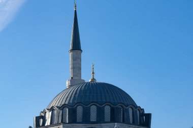 Rustem Pasa Camii manzarası. Ramazan veya İslami konsept fotoğraf. Bir caminin kubbesi ve minaresi.