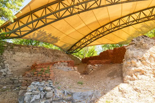 Çamur tuğlalarıyla yeniden inşa edilmiş Truva antik kenti Canakkale Türkiye 'de. Türkiye konsept fotoğrafını ziyaret et.