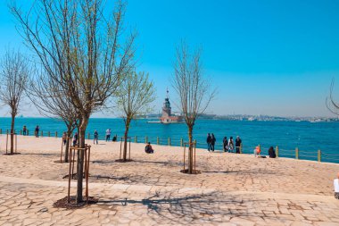 Kiz Kulesi, yeni inşa edilen Salacak sahilinden insanlarla görüşünü paylaşıyor. İstanbul Türkiye - 4.5.2024