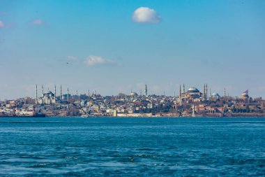 Kadıköy 'den İstanbul görüşü. İstanbul 'un tarihi yarımadası. Ayasofya ve Sultanahmet Camileri.