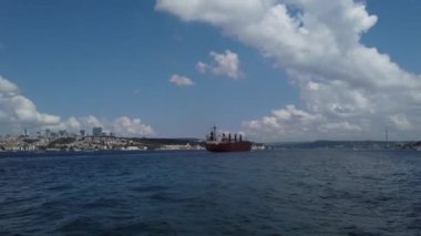İstanbul feribotundan İstanbul manzaralı İstanbul Boğazı. İstanbul konsept videosu. İstanbul Türkiye - 8.20.2022