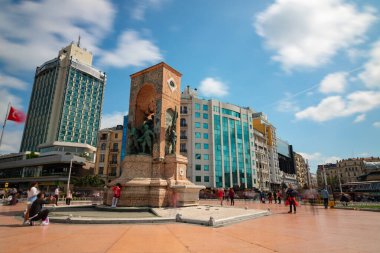 Taksim Meydanı ve Cumhuriyet Anıtı namı diğer Cumhuriyet Aniti uzun pozlu çekimlerde. İstanbul Türkiye - 4.27.2024