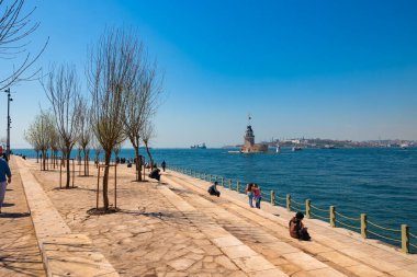 Salacak 'tan İstanbul manzarası Kiz Kulesi, nam-ı diğer Bakire Kulesi ve halkla. İstanbul Türkiye - 4.5.2024