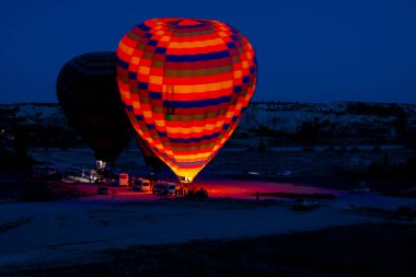 Sıcak hava balonları sabah kalkışa hazır Cappadocia Nevsehir Türkiye 'de - 7.2.2021